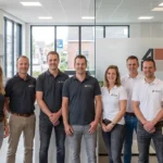 allround-tegelzetters-teamfoto-showroom-een-groep-medewerkers-staat-in-een-showroom-me.webp