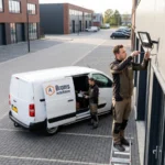 bramsinstallaties-elektricien-aan-het-werk-twee-mannen-in-werkkleding-zijn-bezig-met-e-1-1.webp