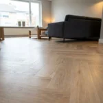 moderne-woonkamer-met-houten-vloer.webp